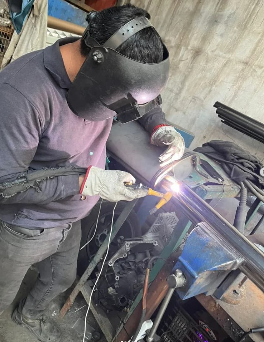 Soldando con TIG un tubo de acero inoxidable, con el arco encendido