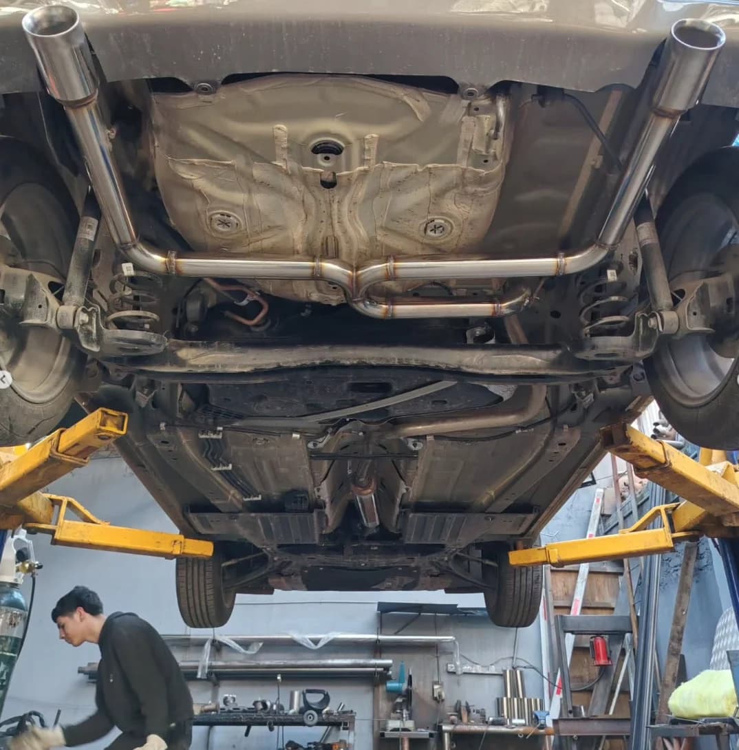 Línea completa vista desde abajo, con el reparto en Y y la soldadura tornasolada