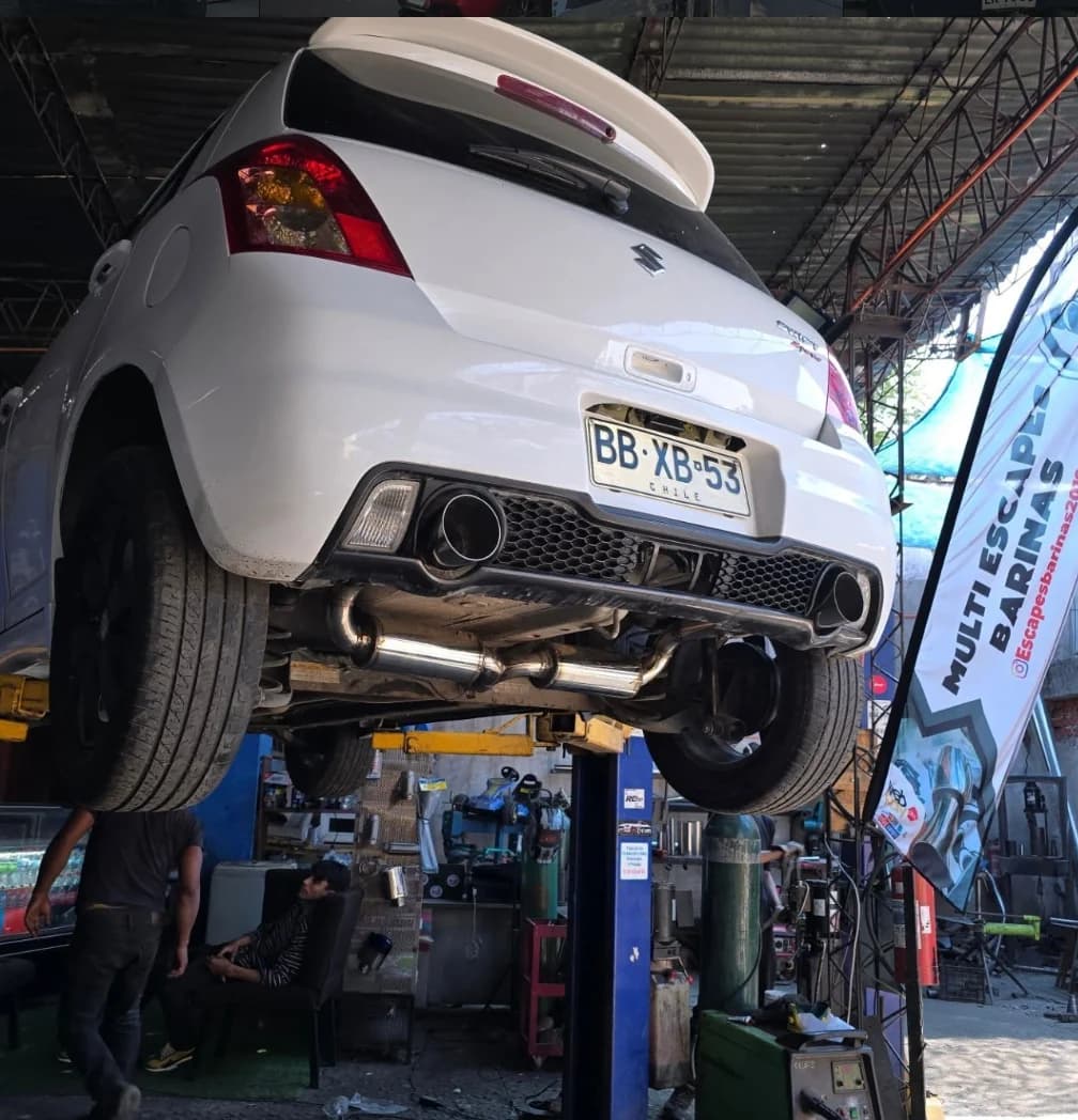 Suzuki Swift Sport blanco en el alza con la línea completa y doble salida